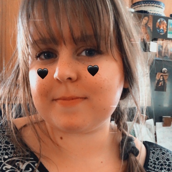 Hi! I’m Shelbs! ⚡️💛 - Picture 1 of 15